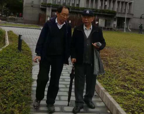 郭熙与世界华语文教育学会董鹏程理事长(右一)交谈.png 郭熙与世界华语文教育学会董鹏程理事长(右一)交谈.png